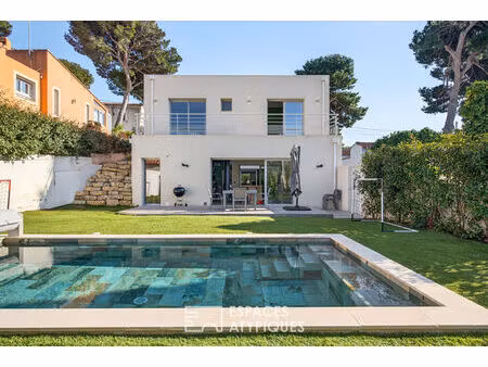 maison d'architecte contemporaine avec piscine et patio