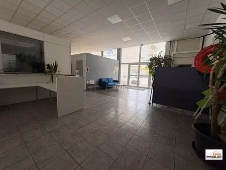 bureau avec accès internet