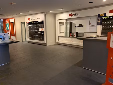 local commercial 175 m2 double entrée rue / galerie