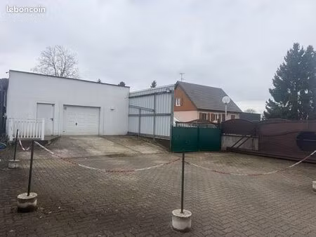 hall a louer avec parking et bureau