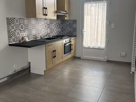 à louer maison deux chambres avec cour et buanderie