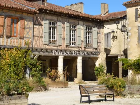 au centre d'une bastide des landes  une maison chargée d'histoire  datée des 14e  17e et..