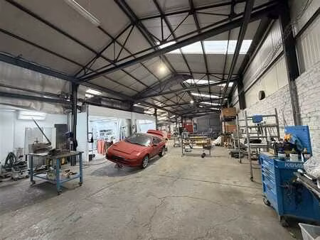 spacieux entrepôt - 500 m2 + bureaux + parkings