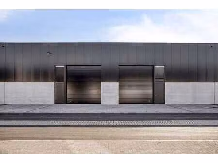 unité pme nouvellement construite d'environ 180 m² dans le p