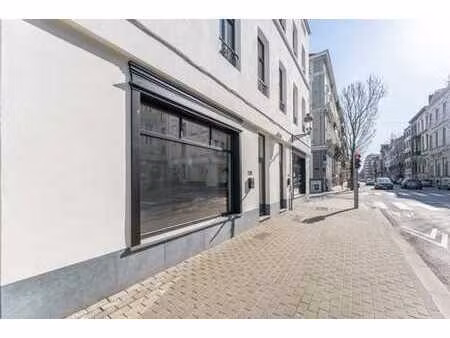 commerce rénové et idéalement situé !