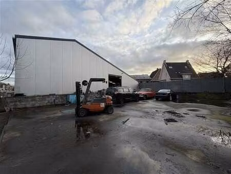 spacieux entrepôt - 800 m2 + bureaux + parkings