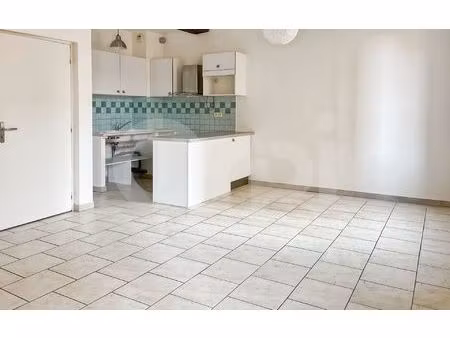 location appartement  42.7 m² t-2 à la crau  725 €