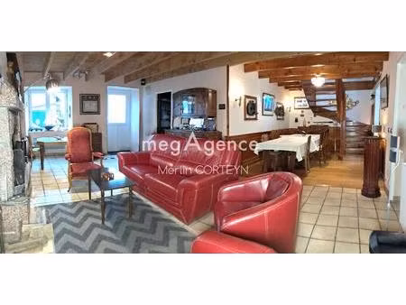 corps de ferme en pierre avec potentiel de gîtes