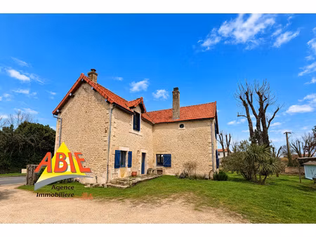 maison bourg de benet 183 m2