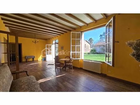 ensemble immobilier  maison de 178 m²  maisonnette  granges  petits toits  terres et étang