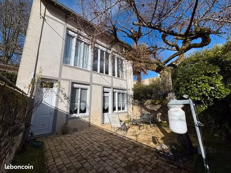 hyper centre-ville  entre blossac et la mairie - maison de 160m² avec jardin et patio