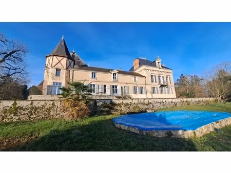 château avec 2 salles de réception