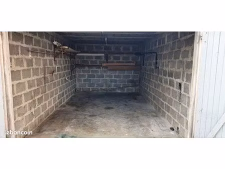 spacieux garage dans résidence paisible