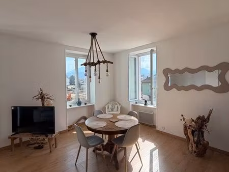 t3 meublé lumineux 70 m² – grande pièce de vie – petit balcon – cave – centre thonon