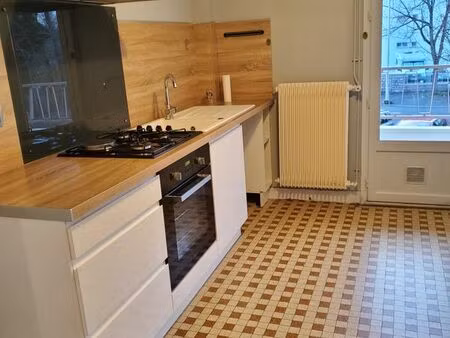 t2 53 m² lumineux – balcon traversant – garage – ascenseur – plan d’eau & bus