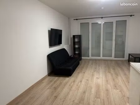 appartement studio de 30 mètre carré avec balcon parking et cave