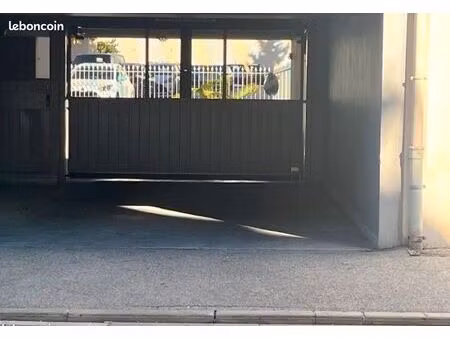 2  places de parking dans garage  centre-ville  hyeres