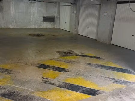 vends garage fermée