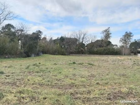terrain 691 m² puget sur argens