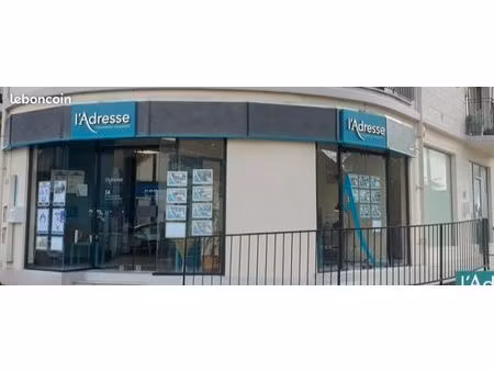 local commercial vitrine