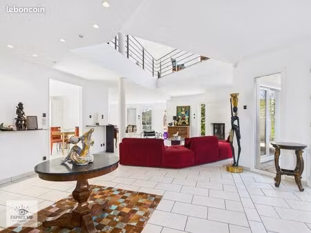 maison 9 pièces 315 m²