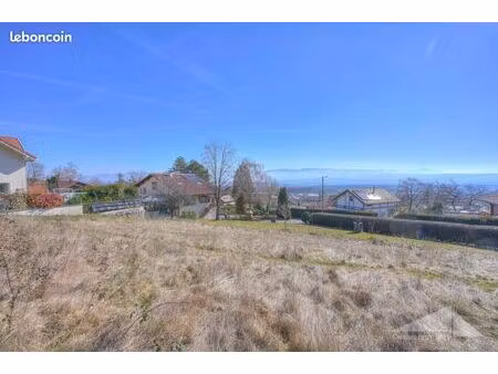 terrain 712 m² péron