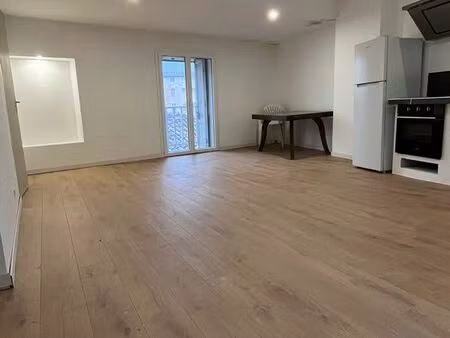 t4 85 m² entièrement rénové + terrasse 25 m² – charme & beaux volumes – entrecasteaux