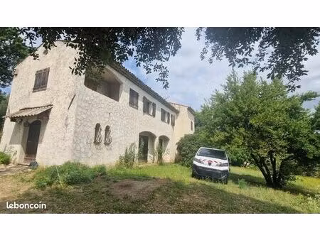 villa 5 pièces 244 m²