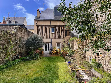 a vendre  maison  7 pièces  4 chambres  143m2 habitable  160m2 au sol  coeur de doutre  an