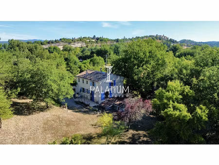 grande maison à rénover au coeur d'un vaste terrain