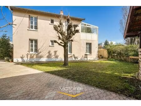 lyon 8 bachut- belle maison de 155m² - 5 ch sur terrain de 495m² à 4 min à pied du tram t6