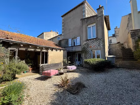 maison de charme en plein coeur de poitiers - 5 chambres  jardin et stationnement