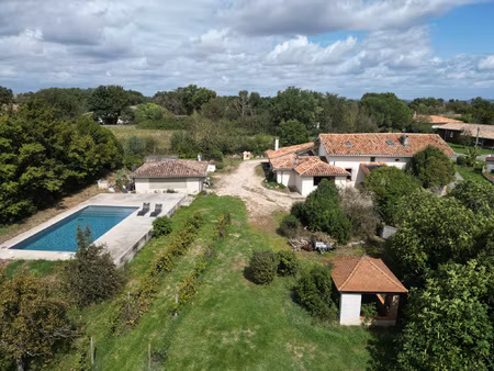 maison t5 de 237 m2 avec piscine et terrain paysagé clôturé
