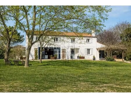 latresne – elegant family home with swimming pool and large landscaped grounds just minute