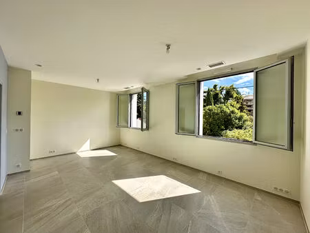 grand appartement avec garage  place de parking et ascenseur.