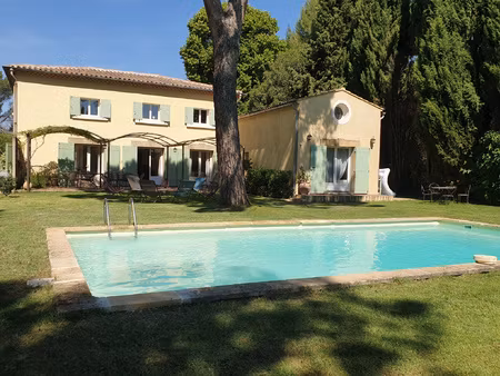 aix en provence  maison 7 pièces de 243 m2  terrain 2340 m2 