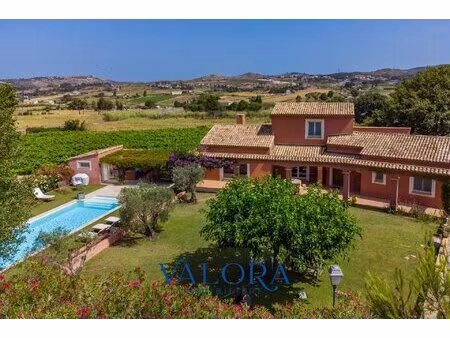 propriété entre vignes et côte bleue