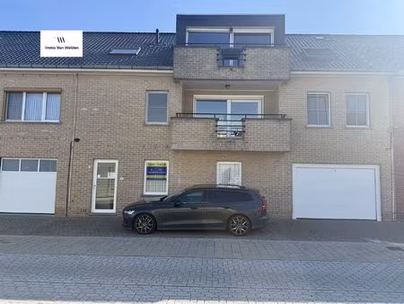 te koop in oudenaarde: ruim gelijkvloers appartement met terras en garage.