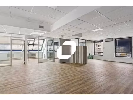 a louer  bureaux lumineux en tres bon etat au pied du rer b