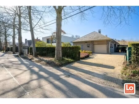 verkocht! degelijke open gelijkvloerse woning met inpandige garage en grote tuin op een gr