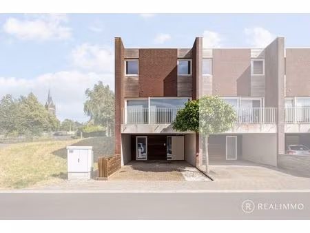 recente halfopen bebouwing (2017) met tuin  terras en uitweg in rustige wijk