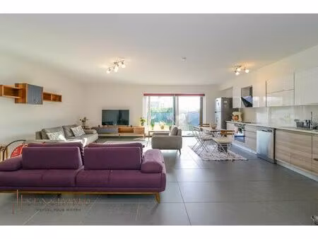 gelijkvloers tweeslaapkamer appartement van 110m² met tuin  parking en kelderberging