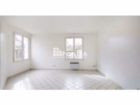 coup de cœur assuré ! f3 lumineux en plein cœur de la ferté-alais  à deux pas des commerce