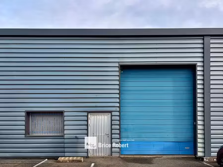 a louer - local industriel avec une partie entrepôt bénéficiant d'une grande porte section
