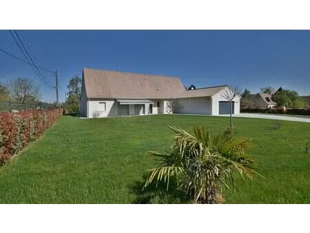 villa moderne parfaitement achevée avec garage et jardin à distance de marche d'une bastid