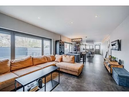 interessante dorpswoning met 4 slaapkamers en zongerichte tuin