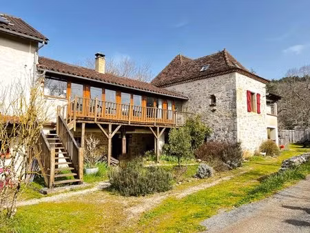 secteur saint-cirq-lapopie: charmante propriété en pierre avec 1 grand appartement et 5 ch