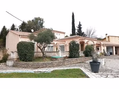 grande et belle villa plain pied avec garages.