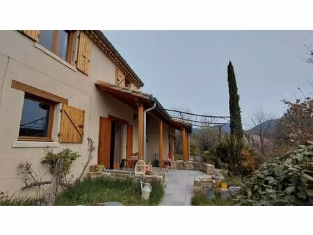 propriété récente  jardin et vue panoramique