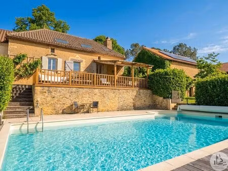 propriété en pierre isolée avec dépendances.